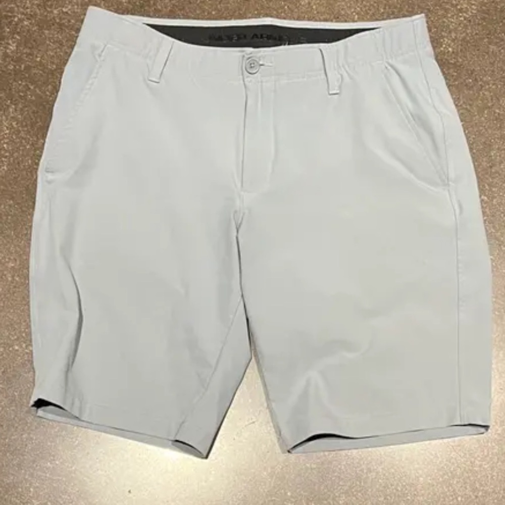 Men’s Light Gray Under Armour Shorts Size 40